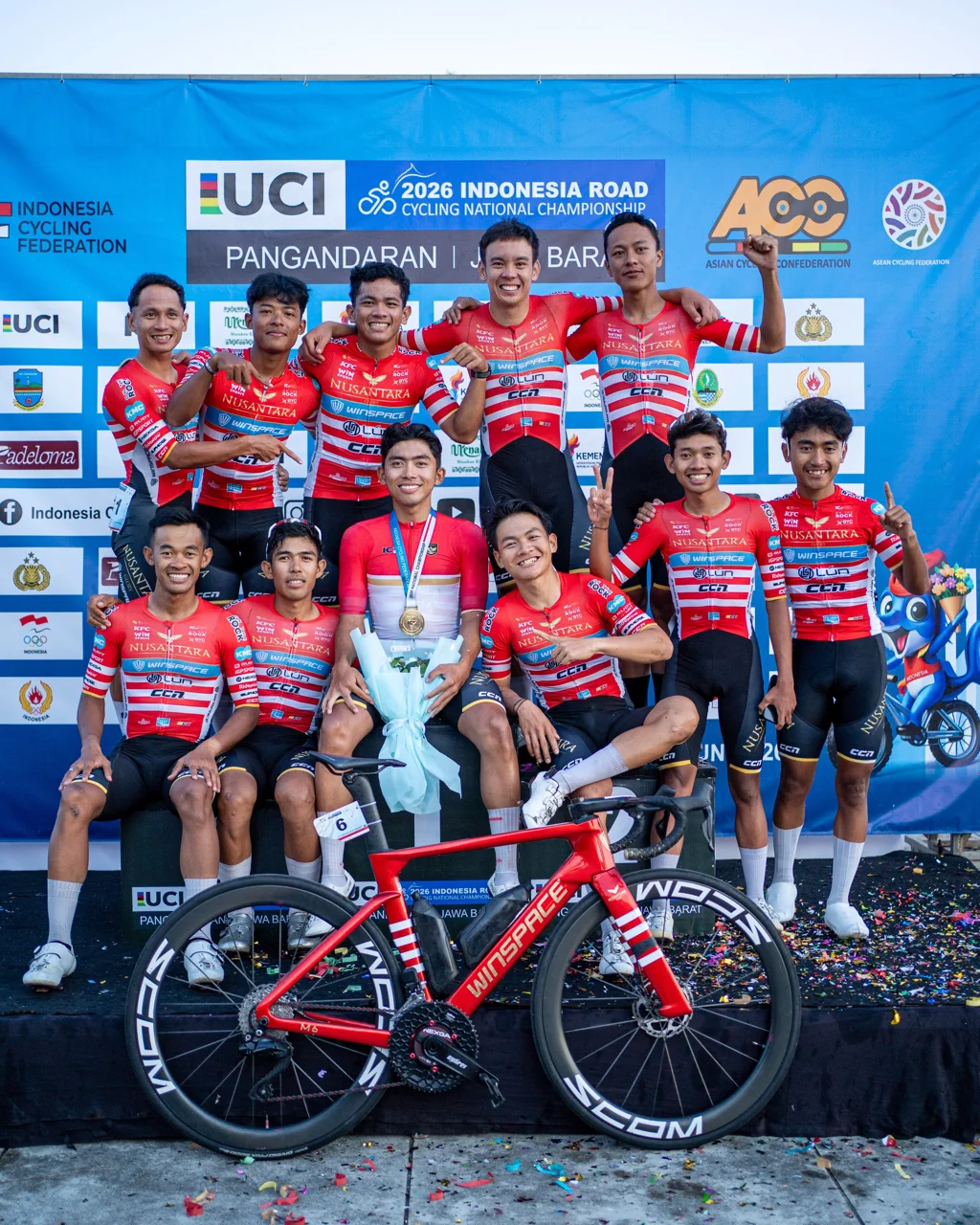Nusantara Cycling Team 车队成员与赛车合影